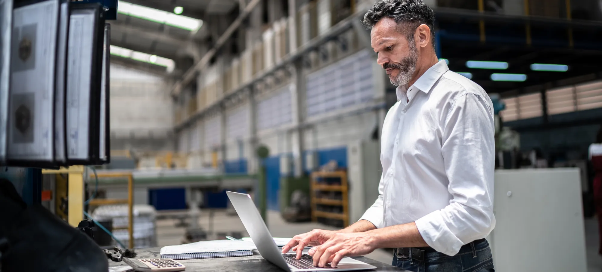 Data discovery in de industrie Professional werkt op een laptop in een productieomgeving
