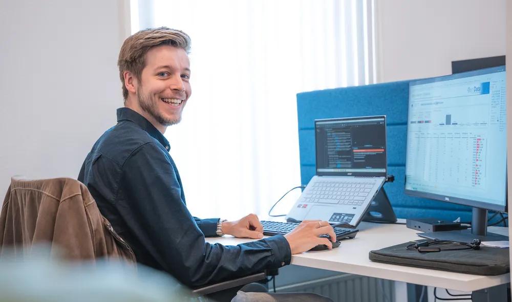 Professional in gesprek in een kantooromgeving