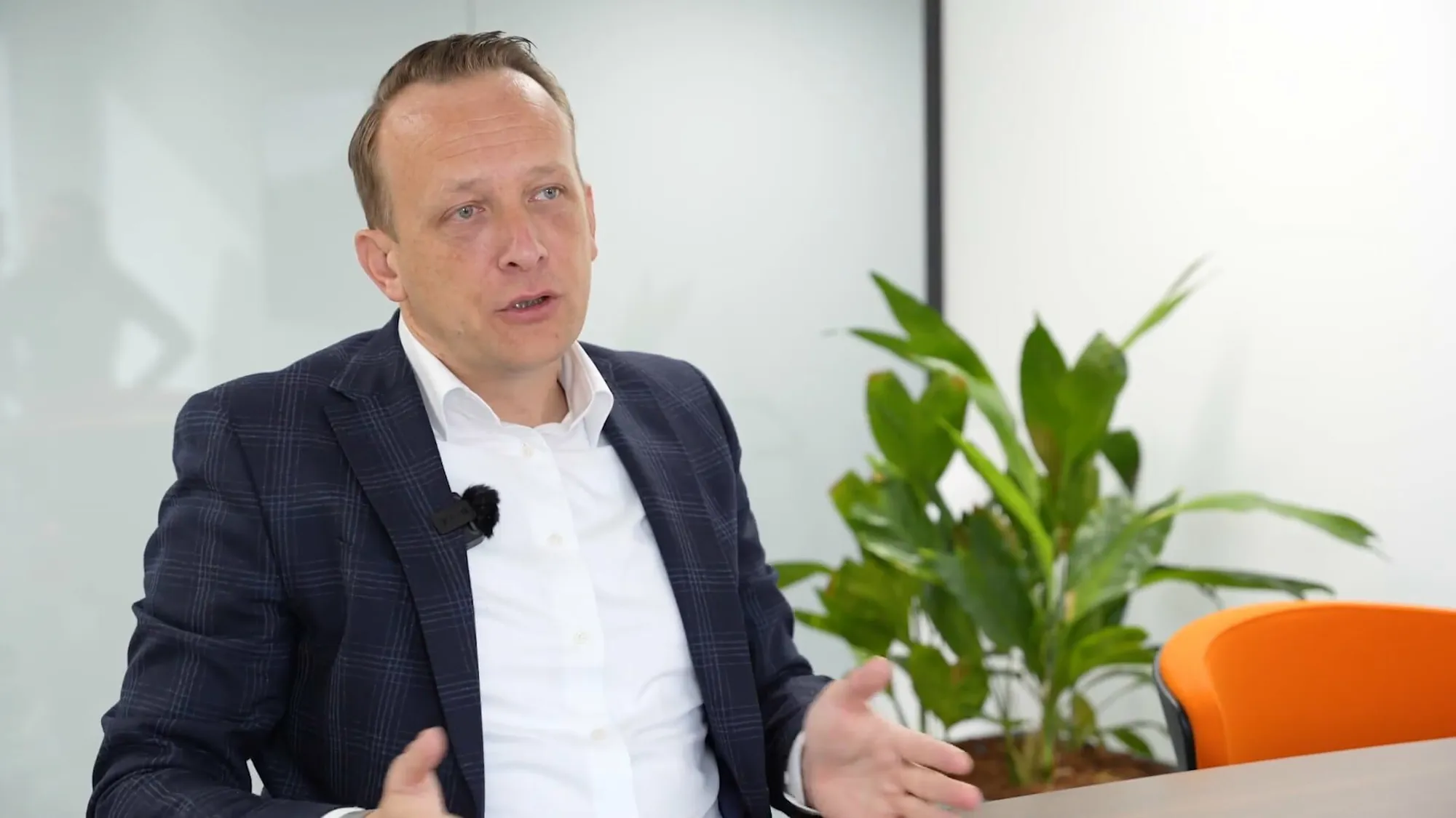 Professional tijdens een interview over de Ibema klantcase Professional tijdens een interview over de Ibema klantcase
