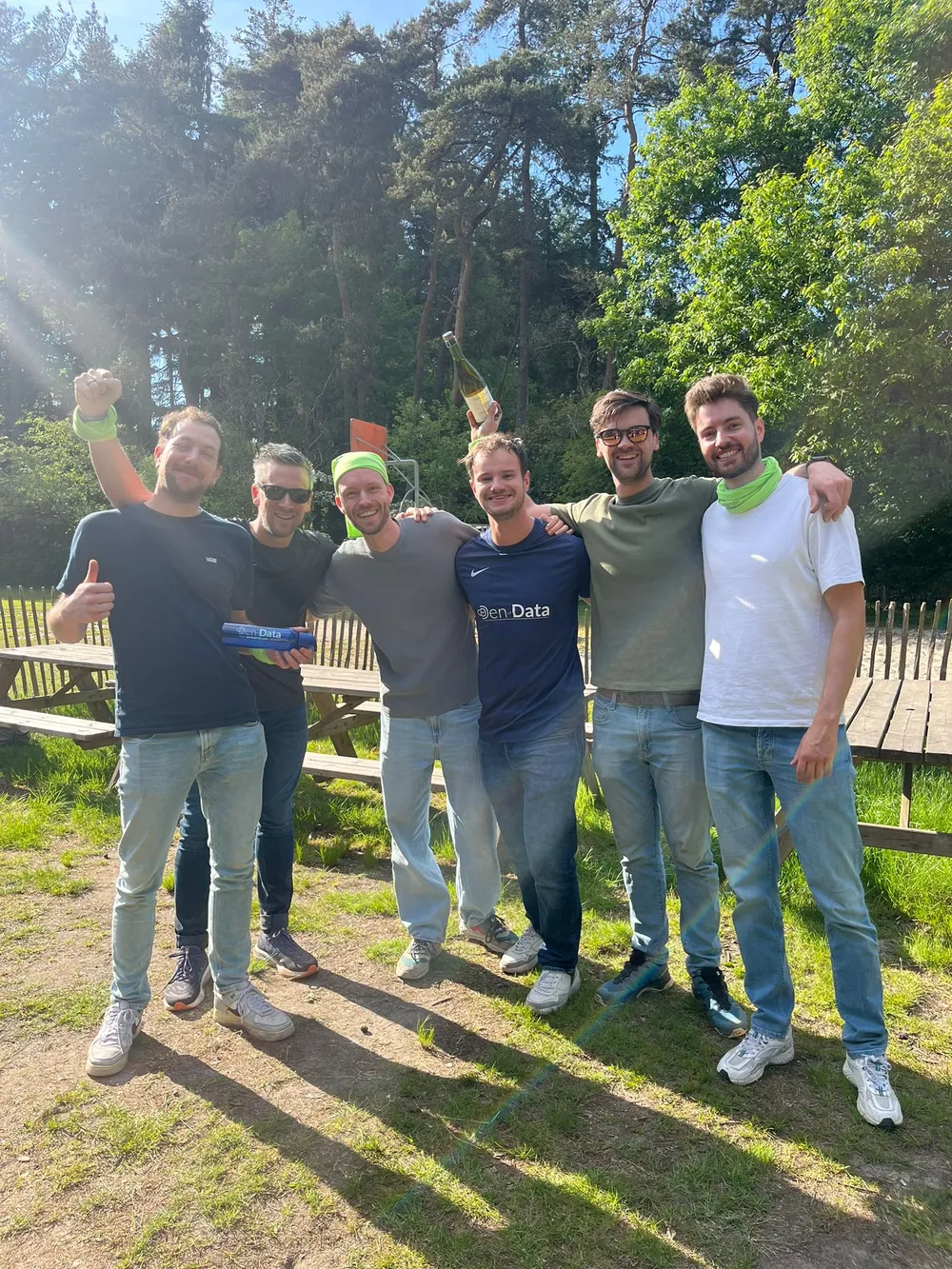 Team viert een mijlpaal met champagne tijdens een uitje